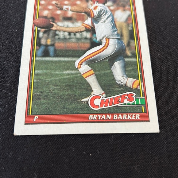 MINT KANSAS CHIEFS BRYAN BARKER 1991 - Topps Football Base Standard #151 - Picture 3 of 4